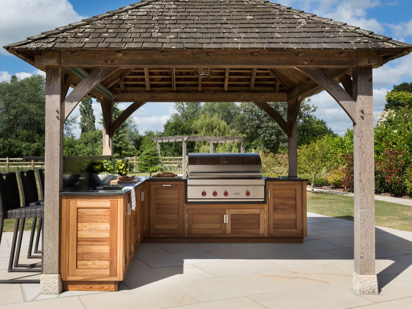 Essential design features to consider when designing your outdoor kitchen 