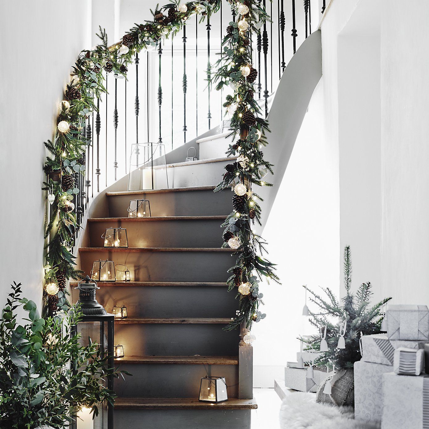 White Company - Fir and Snowberry Garland