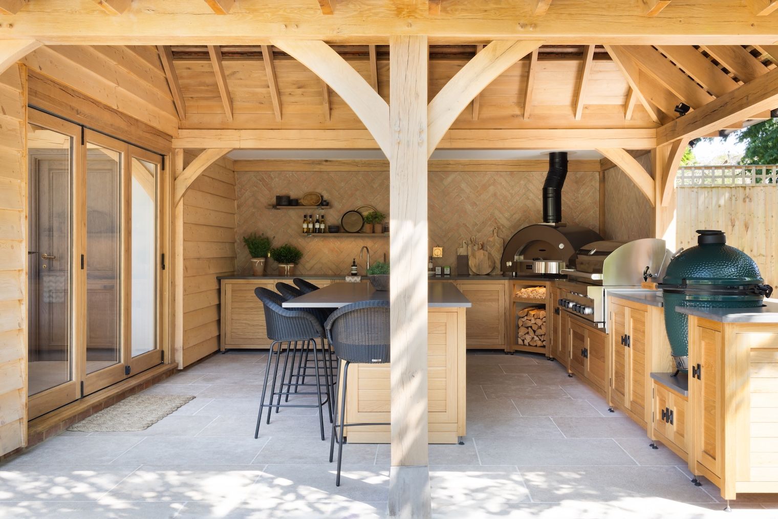 How to choose tiles for outdoor kitchens